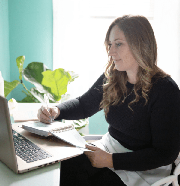 Kelly Reid having a conversation virtually on computer with family about the future
